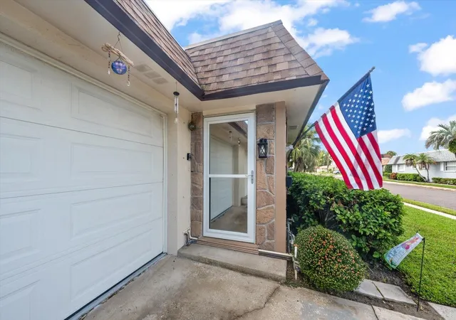 Photo 3 of Single family home for sale at 403 Mindy Dr, Largo, FL 33771 | MLS# TB8546016 | Listing updated on 2026-09-07