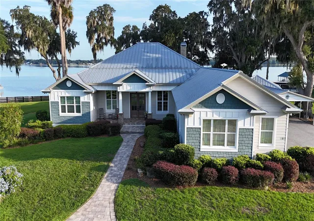 Photo 2 of Single family home for sale at 11811 Se Sunset Harbor Rd, Weirsdale, FL 32195 | MLS# OM731796 | Listing updated on 2026-09-12