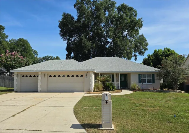 Photo 1 of Sale Pending at 5075 Ne 7th Place, Ocala, FL 34470 | MLS# OM731797 | Listing updated on 2026-09-18