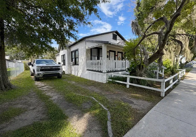 Photo 3 of House for sale at 625 Ave B SW, Winter Haven, FL 33880 | MLS# O6439576 | Listing updated on 2026-09-17