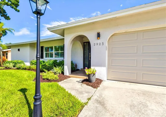 Photo 2 of Single family home for sale at 2923 Concord St, Sarasota, FL 34231 | MLS# A4705227 | Listing updated on 2026-09-14