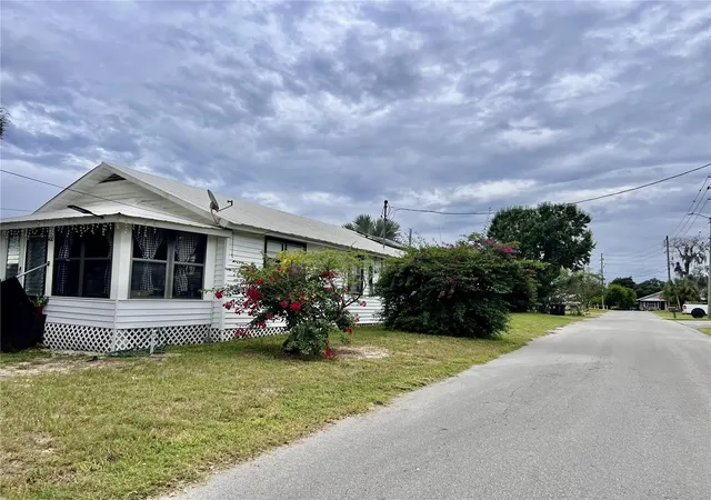 Photo 2 of Single family home for sale at 400 Virginia St, Frostproof, FL 33843 | MLS# K4903763 | Listing updated on 2026-10-06