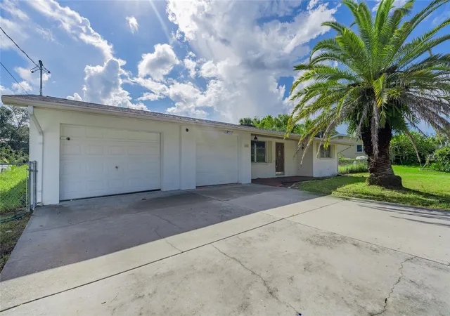 Photo 1 of Single family home for sale at 605 Barnes Pkwy, Nokomis, FL 34275 | MLS# A4705249 | Listing updated on 2026-09-06