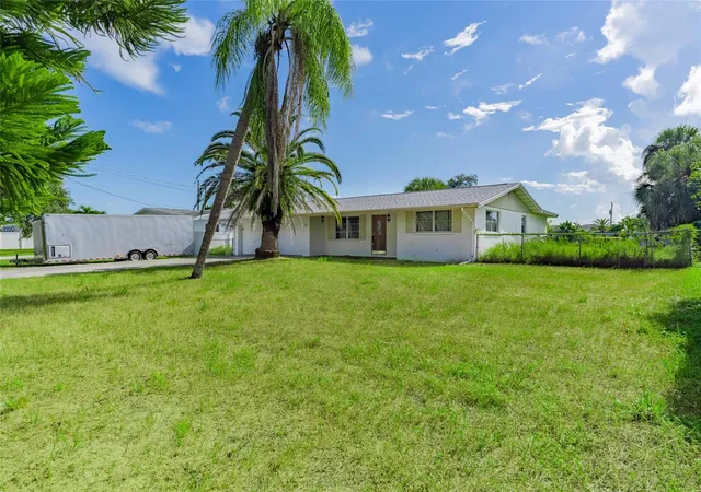 Photo 3 of Single family home for sale at 605 Barnes Pkwy, Nokomis, FL 34275 | MLS# A4705249 | Listing updated on 2026-09-21