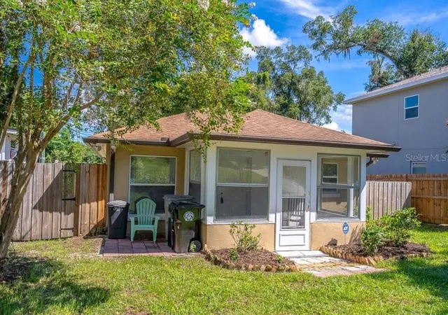 Photo 1 of Single family home for sale at 617 E 1st Street, Apopka, FL 32703 | MLS# O6439609 | Listing updated on 2026-09-06