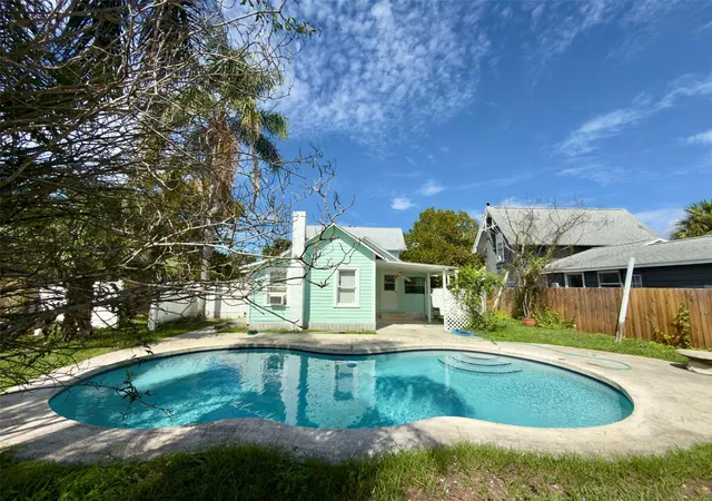Photo 1 of Sale Pending at 21 S Mary St, Eustis, FL 32726 | MLS# O6439644 | Listing updated on 2026-09-14