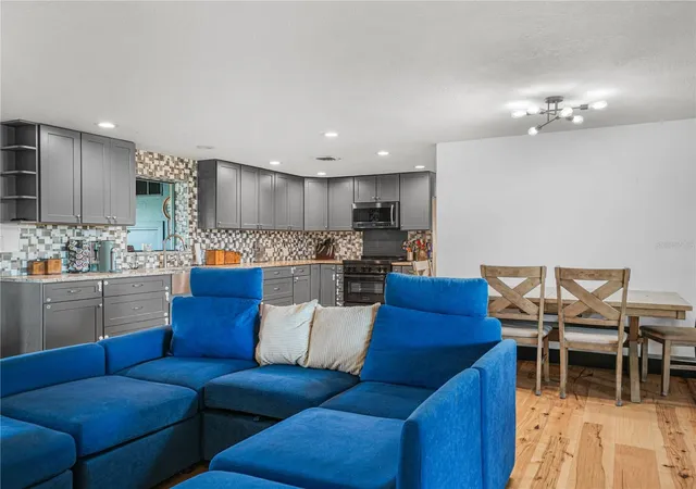 Photo 4 of Single family home for sale at 3102 Thonotosassa Rd, Plant City, FL 33565 | MLS# P4939791 | Listing updated on 2026-09-14