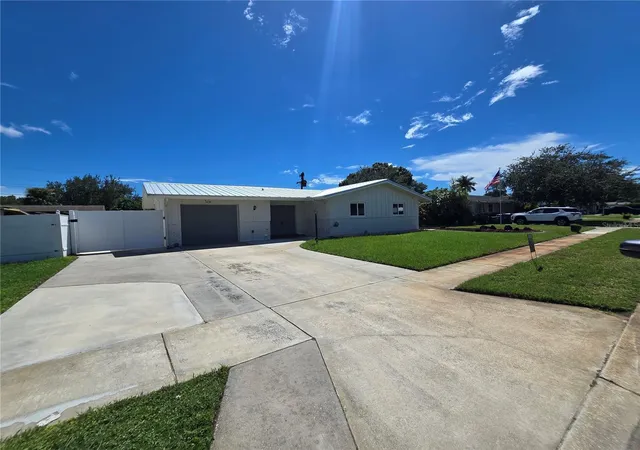 Photo 2 of Single family home for sale at 5420 Starwood Pl, Sarasota, FL 34232 | MLS# A4705269 | Listing updated on 2026-09-06