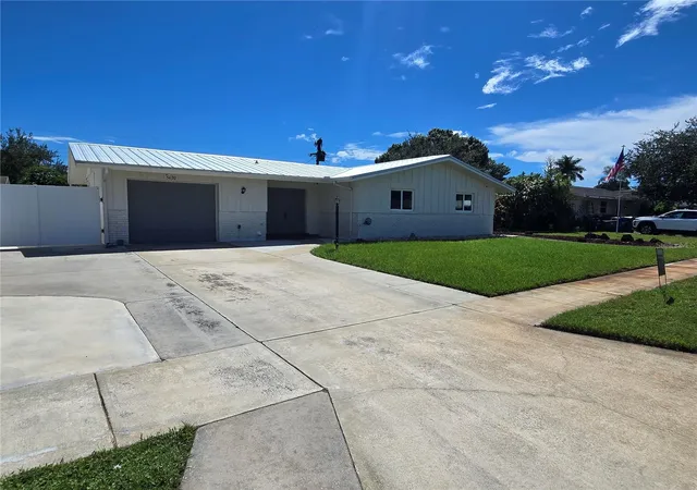Photo 3 of Single family home for sale at 5420 Starwood Pl, Sarasota, FL 34232 | MLS# A4705269 | Listing updated on 2026-09-06