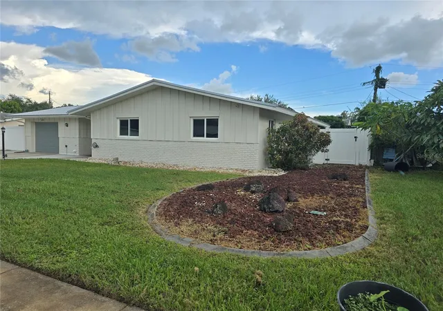 Photo 4 of Single family home for sale at 5420 Starwood Pl, Sarasota, FL 34232 | MLS# A4705269 | Listing updated on 2026-09-06