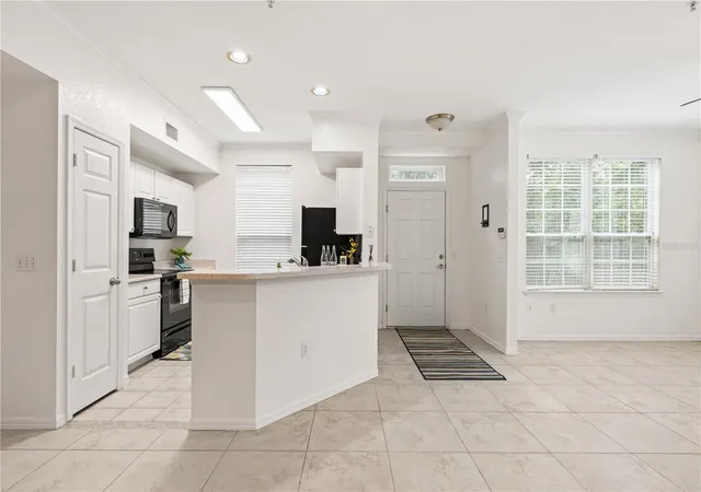 Listing Photo 3 - Condo for sale in building located at 5561 Rosehill Rd, Sarasota, FL 34233 - Unit #103