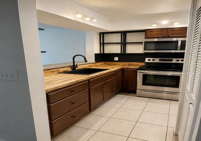 Photo 2 of Condo for sale at 2900 S Semoran Blvd #B1, Orlando, FL 32822 | MLS# S5157053 | Listing updated on 2026-09-07