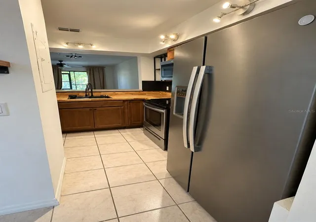 Listing Photo 4 - Condo for sale in building located at 2900 S Semoran Blvd, Orlando, FL 32822 - Unit #B1