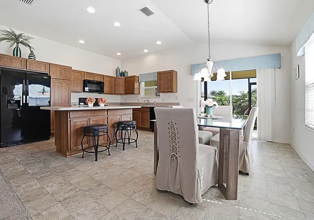 Photo 4 of Single family home for sale at 811 Clifford Ct, The Villages, FL 32163 | MLS# G5117466 | Listing updated on 2026-09-08