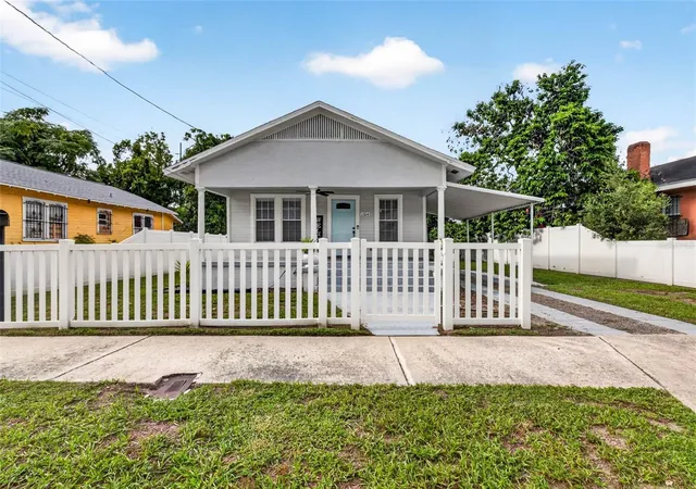 Photo 1 of Single family home for sale at 1104 E 28th Avenue, Tampa, FL 33605 | MLS# TB8546203 | Listing updated on 2026-10-02