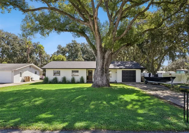 Photo 3 of Single family home for sale at 27544 Lisa Dr, Tavares, FL 32778 | MLS# O6439737 | Listing updated on 2026-10-01