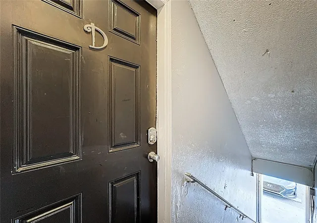 Photo 4 of Condo for sale at 2753 L B Mcleod Rd #D, Orlando, FL 32805 | MLS# O6439757 | Listing updated on 2026-09-07