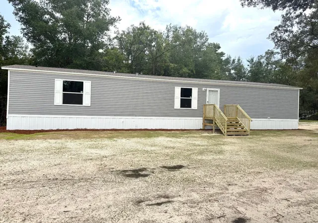 Photo 2 of Manufactured home for sale at 102 Livingston Ct, Satsuma, FL 32189 | MLS# S5157067 | Listing updated on 2026-09-12