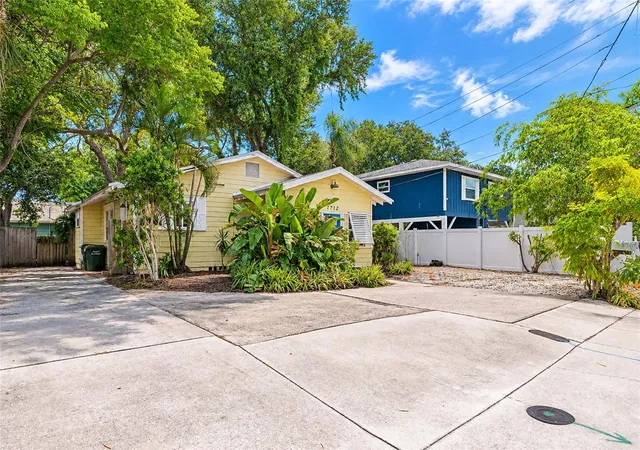 Photo 1 of Single family home for sale at 1712 Siesta Dr, Sarasota, FL 34239 | MLS# A4705310 | Listing updated on 2026-09-08