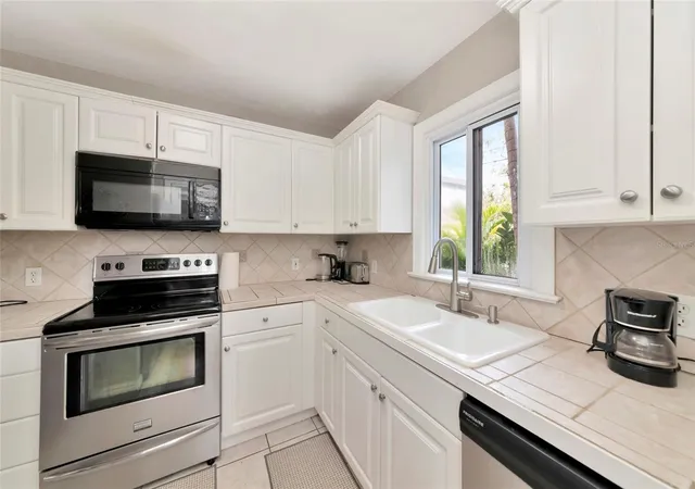 Photo 4 of Single family home for sale at 1712 Siesta Dr, Sarasota, FL 34239 | MLS# A4705310 | Listing updated on 2026-09-08