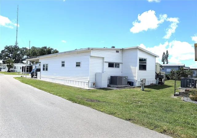 Photo 3 of Manufactured home for sale at 3275 26th Avenue E #91, Bradenton, FL 34208 | MLS# A4705312 | Listing updated on 2026-09-08