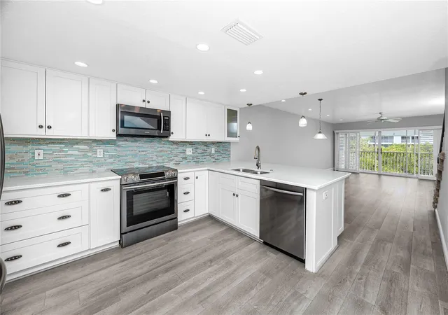 Photo 4 of Townhouse for sale at 14865 Seminole Trl, Seminole, FL 33776 | MLS# TB8546280 | Listing updated on 2026-10-05