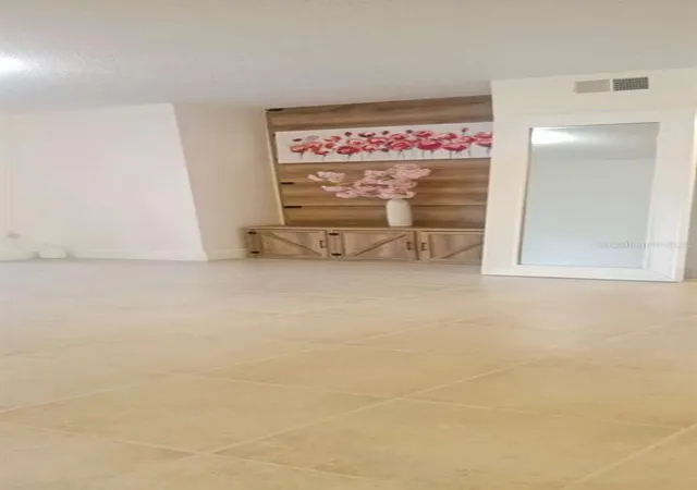 Listing Photo 5 - Condo for sale in building located at 10024 Strafford Oak Ct, Tampa, FL 33624 - Unit #807
