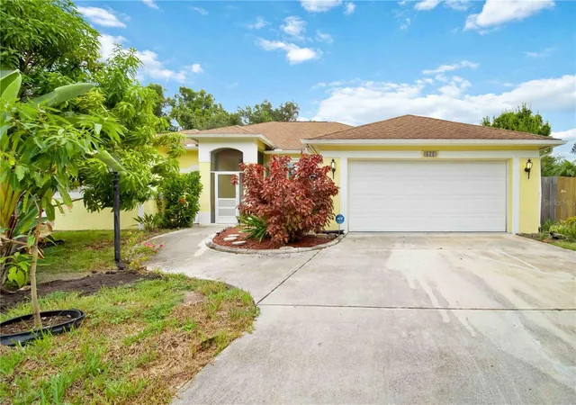 Photo 2 of Single family home for sale at 5631 Bent Oak Dr, Sarasota, FL 34232 | MLS# A4705340 | Listing updated on 2026-10-03