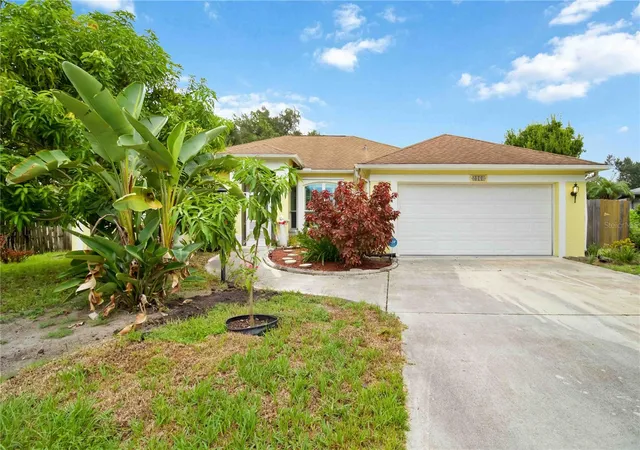 Photo 3 of Single family home for sale at 5631 Bent Oak Dr, Sarasota, FL 34232 | MLS# A4705340 | Listing updated on 2026-10-03