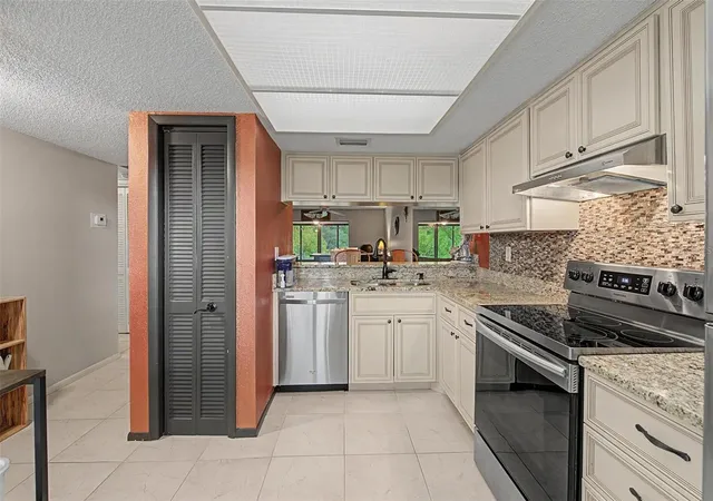 Listing Photo 4 - Condo for sale in building located at 221 Caryl Wy, OLDSMAR, FL 34677 - Unit #221