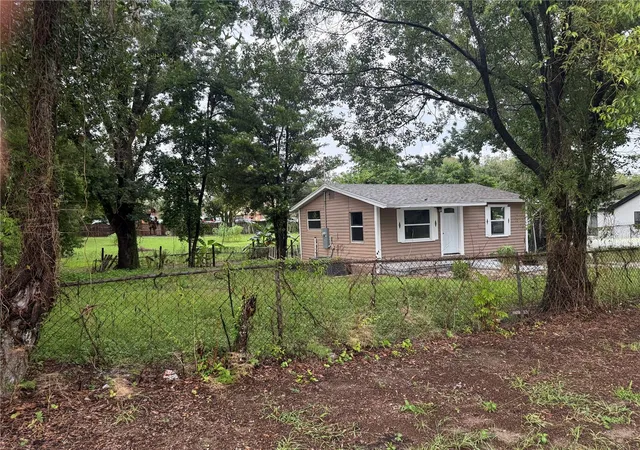 Photo 7 of Single family home for sale at 237 E 8th Street, Apopka, FL 32703 | MLS# O6439872 | Listing updated on 2026-09-08