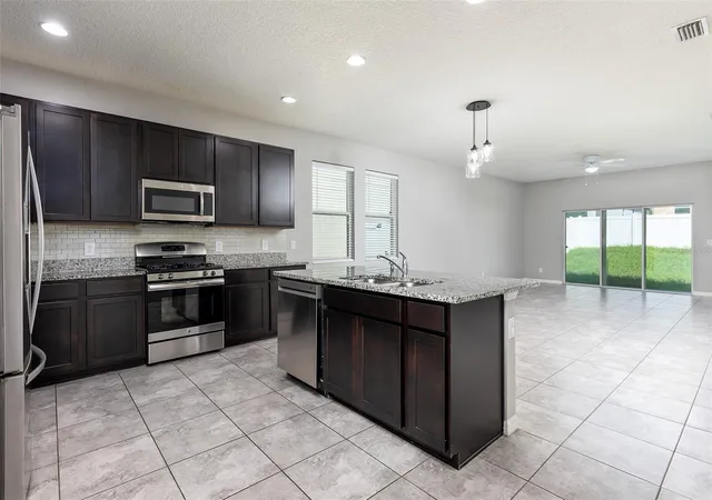 Photo 3 of Sale Pending at 937 Hilltop Park Ct, Apopka, FL 32703 | MLS# O6439881 | Listing updated on 2026-09-29