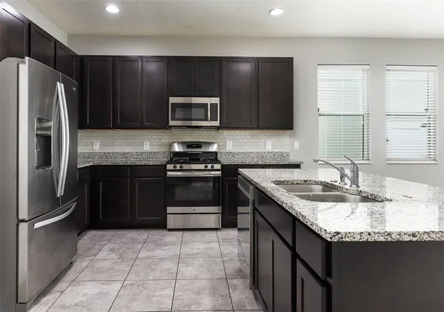 Photo 4 of Sale Pending at 937 Hilltop Park Ct, Apopka, FL 32703 | MLS# O6439881 | Listing updated on 2026-09-29