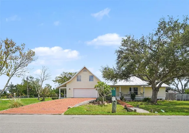 Photo 2 of Single family home for sale at 1612 20th Avenue W, Palmetto, FL 34221 | MLS# O6439896 | Listing updated on 2026-09-30