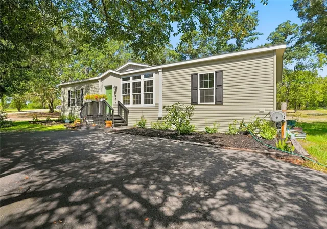 Photo 2 of Manufactured home for sale at 333 Suncoast Blvd, Spring Hill, FL 34608 | MLS# TB8546373 | Listing updated on 2026-09-08