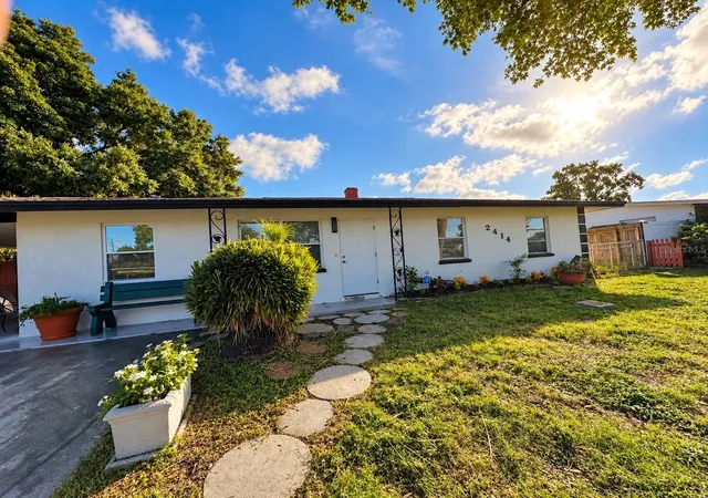 Single family home for sale at 2414 25th Avenue W, BRADENTON, FL 34205 | MLS# A4705356