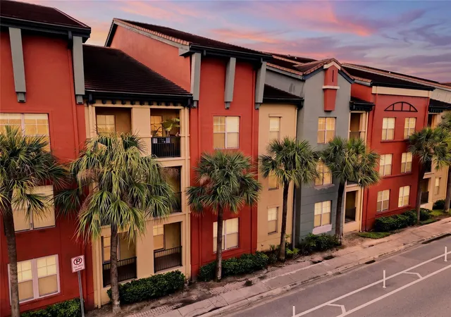 Listing Photo 2 - Condo for sale in building located at 2410 W Azeele St, Tampa, FL 33609 - Unit #216