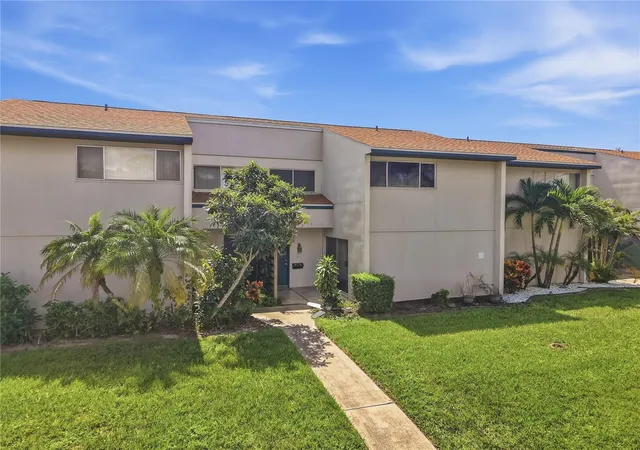 Photo 1 of Condo for sale at 912 Byron Ln #5C, Sarasota, FL 34243 | MLS# A4705377 | Listing updated on 2026-09-28