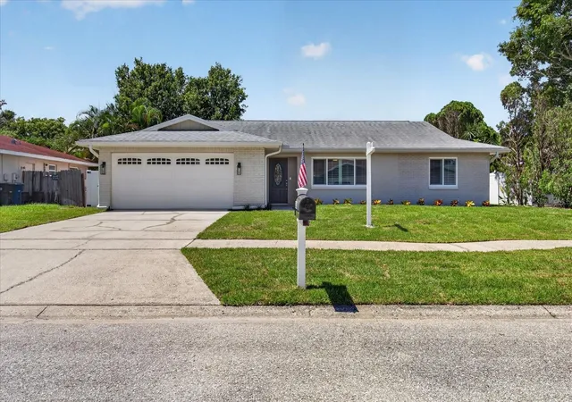 Photo 2 of Single family home for sale at 3350 Hunt Clb Dr, Clearwater, FL 33761 | MLS# TB8546445 | Listing updated on 2026-10-07