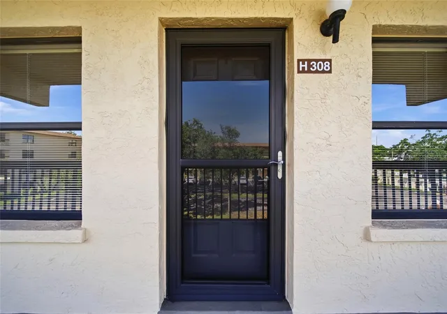 Photo 4 of Condo for sale at 515 30th Avenue W #H308, Bradenton, FL 34205 | MLS# A4705414 | Listing updated on 2026-09-15
