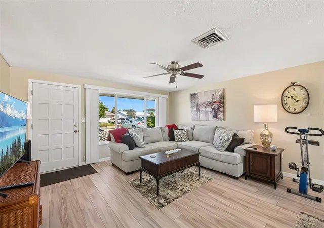 Photo 4 of Single family home for sale at 106 Algiers Dr, Venice, FL 34293 | MLS# A4705422 | Listing updated on 2026-09-14