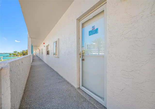 Listing Photo 4 - Condo for sale in building located at 285 107Th Ave, Treasure Island, FL 33706 - Unit #306
