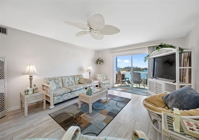 Listing Photo 5 - Condo for sale in building located at 285 107Th Ave, Treasure Island, FL 33706 - Unit #306
