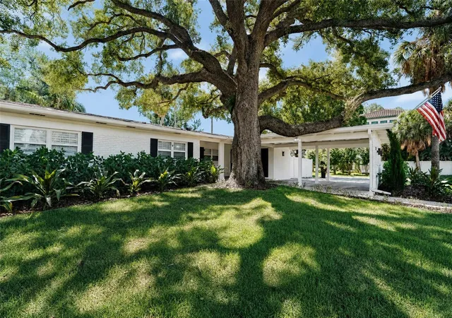 Photo 3 of Single family home for sale at 214 S Treasure Dr, Tampa, FL 33609 | MLS# TB8546622 | Listing updated on 2026-09-21