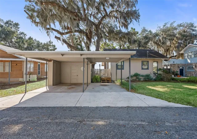 Photo 3 of Single family home for sale at 13400 Se 124th Place, Ocklawaha, FL 32179 | MLS# OM731904 | Listing updated on 2026-09-19