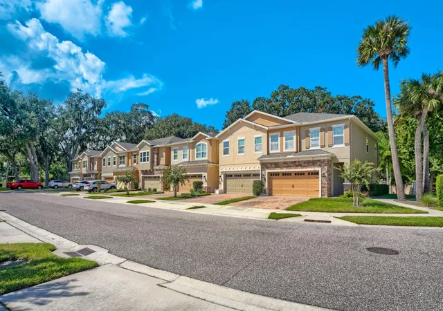 Photo 3 of Townhouse for sale at 900 Walkers Grv Ln, Winter Garden, FL 34787 | MLS# TB8546668 | Listing updated on 2026-10-15