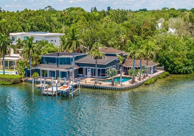 Photo 3 of Mansion for sale at 2785 Bayside Dr S, Saint Petersburg, FL 33705 | MLS# TB8546685 | Listing updated on 2026-09-25