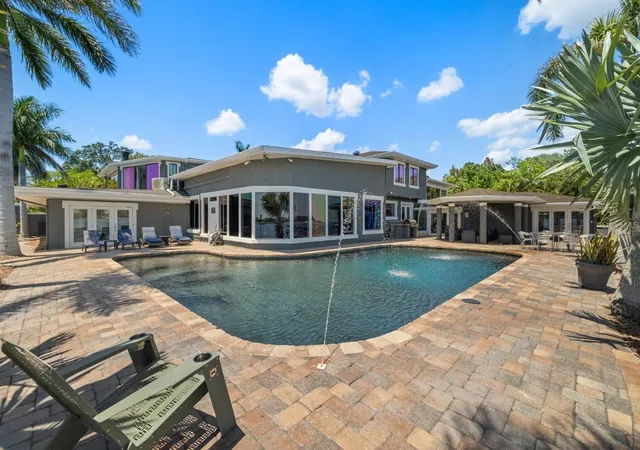 Photo 3 of Single family home for sale at 2785 Bayside Dr S, Saint Petersburg, FL 33705 | MLS# TB8546685 | Listing updated on 2026-09-25