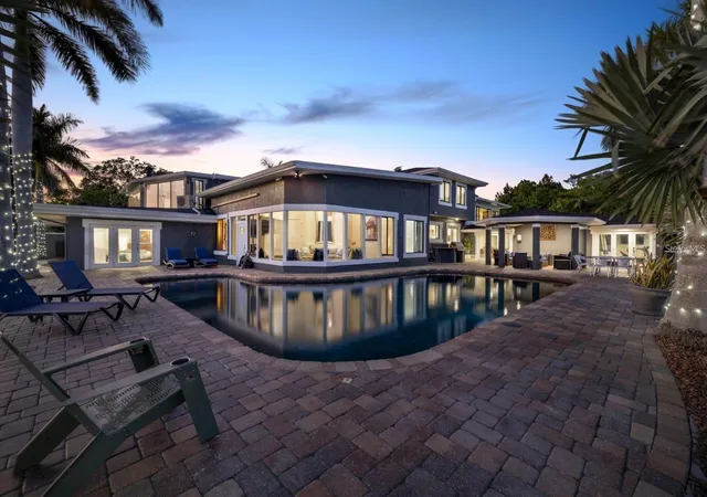 Photo 4 of Single family home for sale at 2785 Bayside Dr S, Saint Petersburg, FL 33705 | MLS# TB8546685 | Listing updated on 2026-09-25