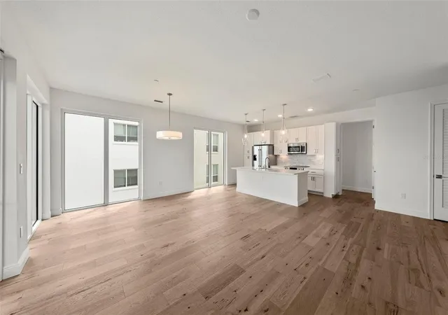 Photo 4 of Condo for sale at 600 3rd Avenue S #406, Saint Petersburg, FL 33701 | MLS# TB8546688 | Listing updated on 2026-09-25